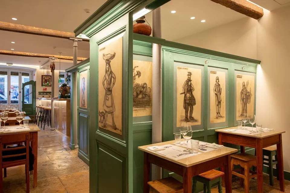 O chão de pedra e os azulejos